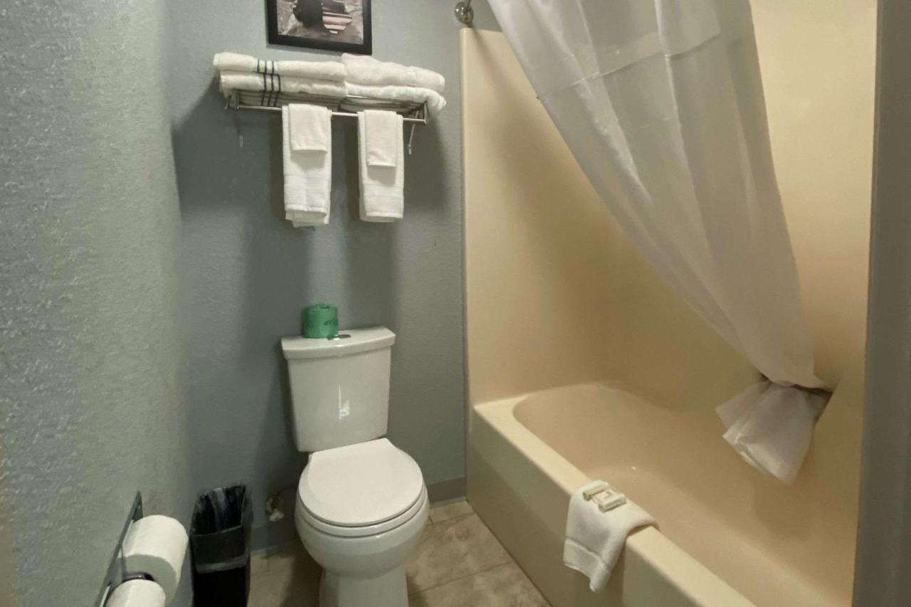 Americinn By Wyndham Williamsburg Екстериор снимка