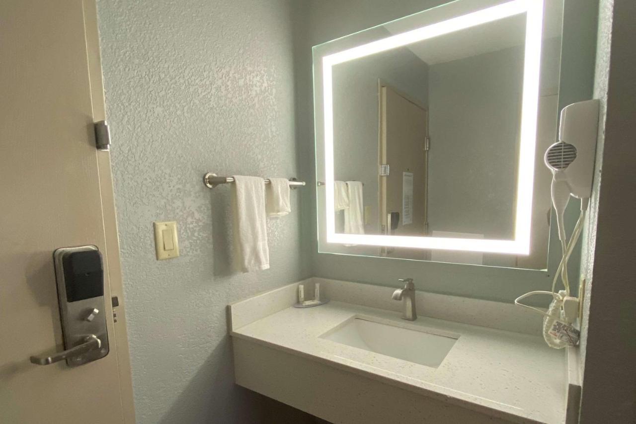 Americinn By Wyndham Williamsburg Екстериор снимка