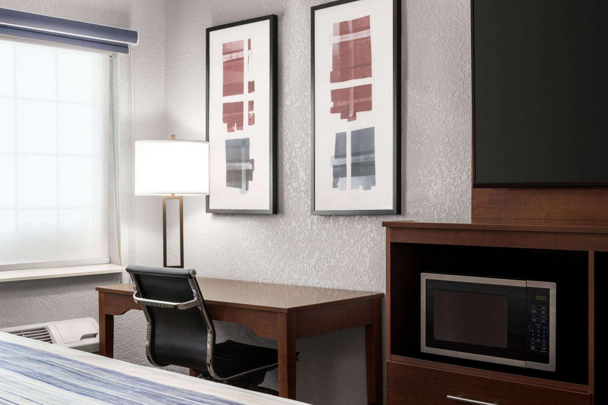 Americinn By Wyndham Williamsburg Екстериор снимка