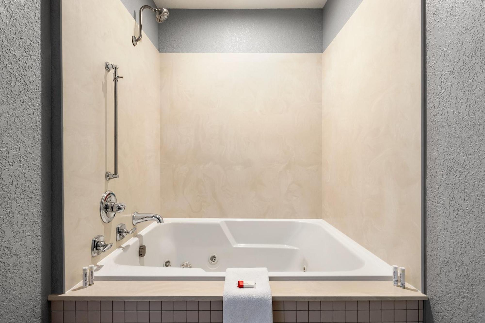 Americinn By Wyndham Williamsburg Екстериор снимка